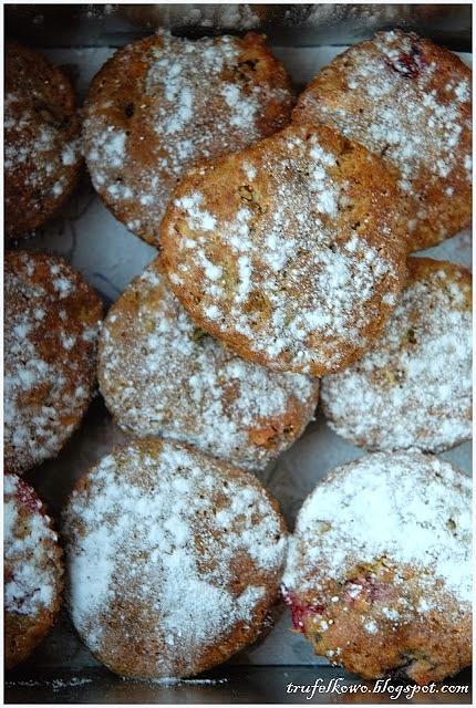 Muffiny z olejem kokosowym i owocami goji