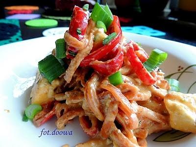 Tagliolini al peperoncino z boczkiem w sosie serowym