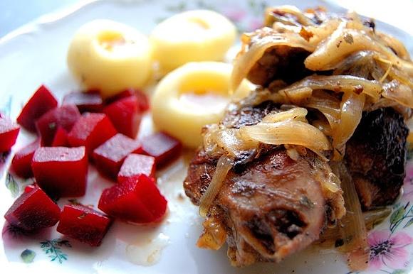 Nogi z gęsi pieczone w cydrze