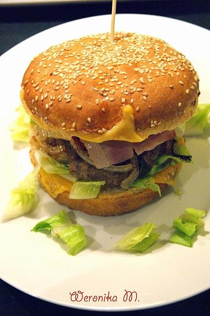 Domowe burgery z sosem miodowo-mustardowym