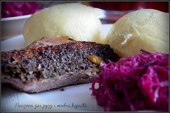 Pieczona gęś z pyzami i modrą kapustą