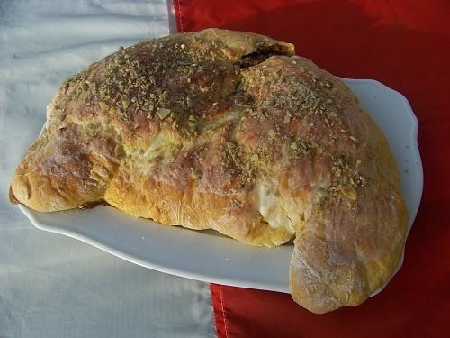 Drożdżowy rogal z nadzieniem bekonowo-dżemowym na imieniny