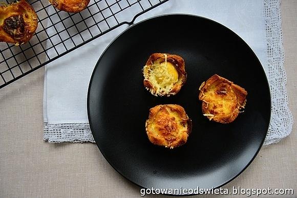 Croque Madam Muffins z sosem beszamelowym