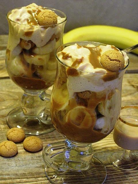 Szybki bananowo-migdałowy deser z solonym kajmakiem i Baileys'em