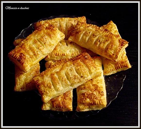 Francuskie ciastka z jabłkami i bananami