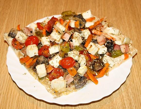 Flammkuchen z warzywami i kiełbasą - tradycyjne danie z Alzacji