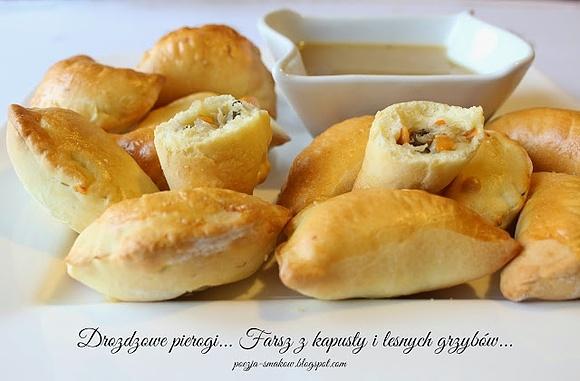 Puchate pierogi drożdżowe z kapustą kwaszoną i leśnymi grzybami