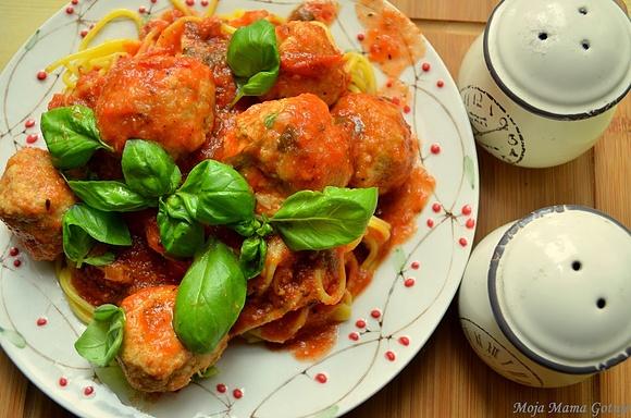 Pulpeciki z indyka w sosie pomidorowym z makaronem spaghetti