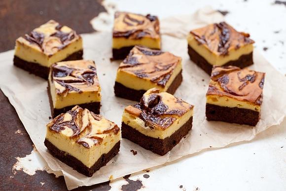 Sernikobrownie z dynią i śliwkami