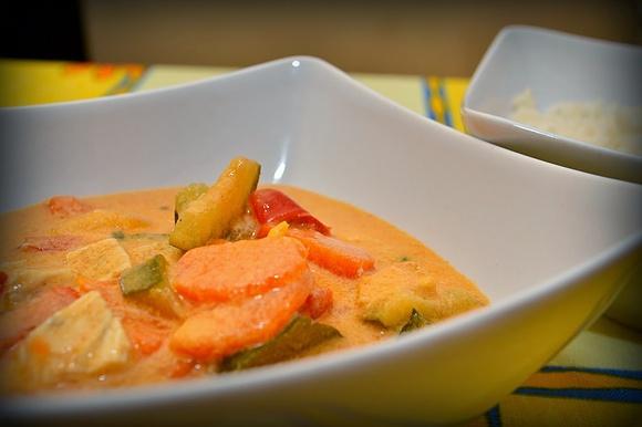 Tajska zupa a la Gąska z warzywami i mięsem