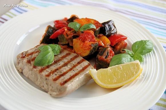 Stek z tuńczyka z ratatouille