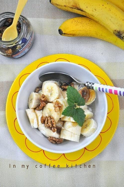 Jogurt z bananem i orzechami
