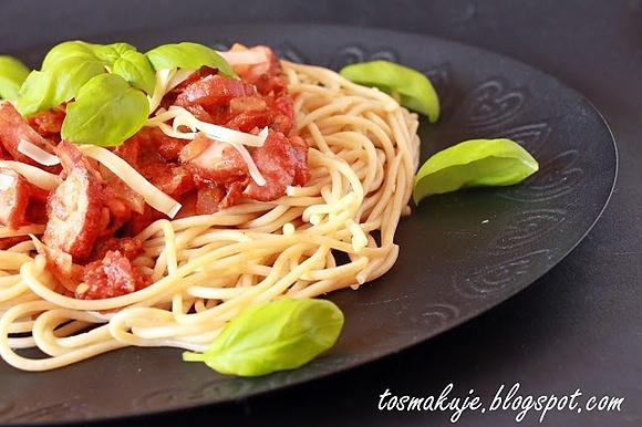 Spaghetti z kiełbasą - przepis na aromatyczny makaron