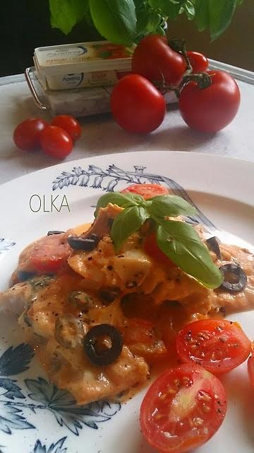 Aromatyczna ryba w pomidorach z bazylią i pomarańczą