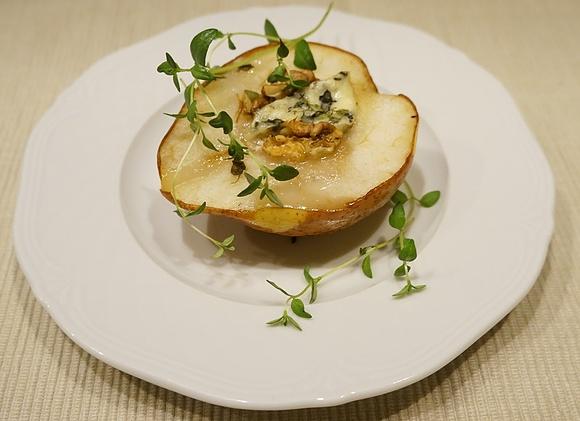 Pieczone gruszki z serem pleśniowym i orzechami