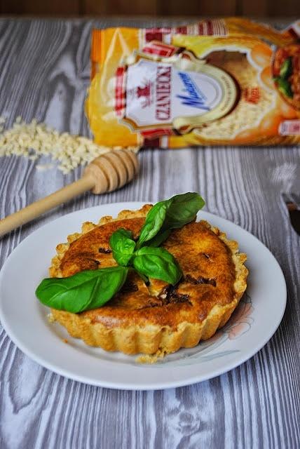 Mini serniczek z czekoladowym makaronem
