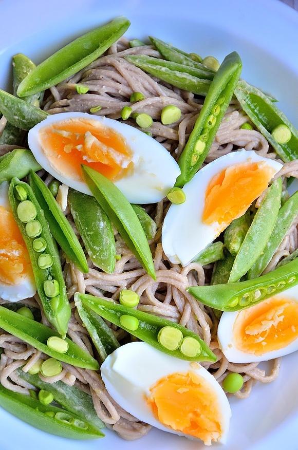 Soba z hummusem, groszkiem cukrowym i jajkami