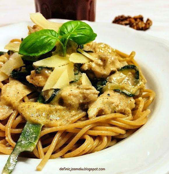 Razowe spaghetti z kurczakiem i pesto orzechowym