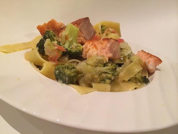 Tagliatelle w rosole z łososiem