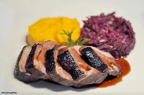Marynowana pieczona pierś gęsi z sosem z wina porto i porzeczek, puree z dyni piżmowej i czerwona kapusta