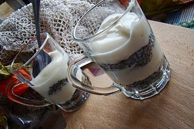Deser z nasion chia i jogurtem greckim