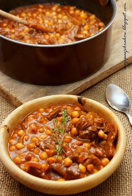 Gęsina z ciecierzycą w pomidorach