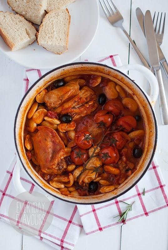 Casserole z królikiem pomidorami i białą fasolą