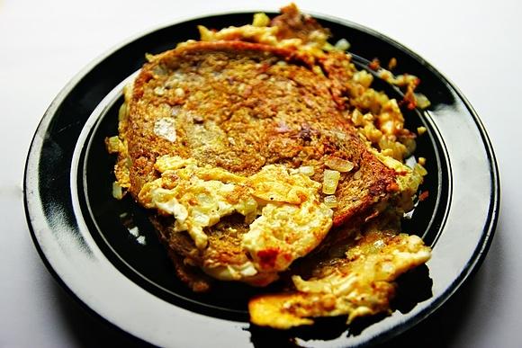 Disco fry eggs - jajka smażone z pieczywem i przyprawami