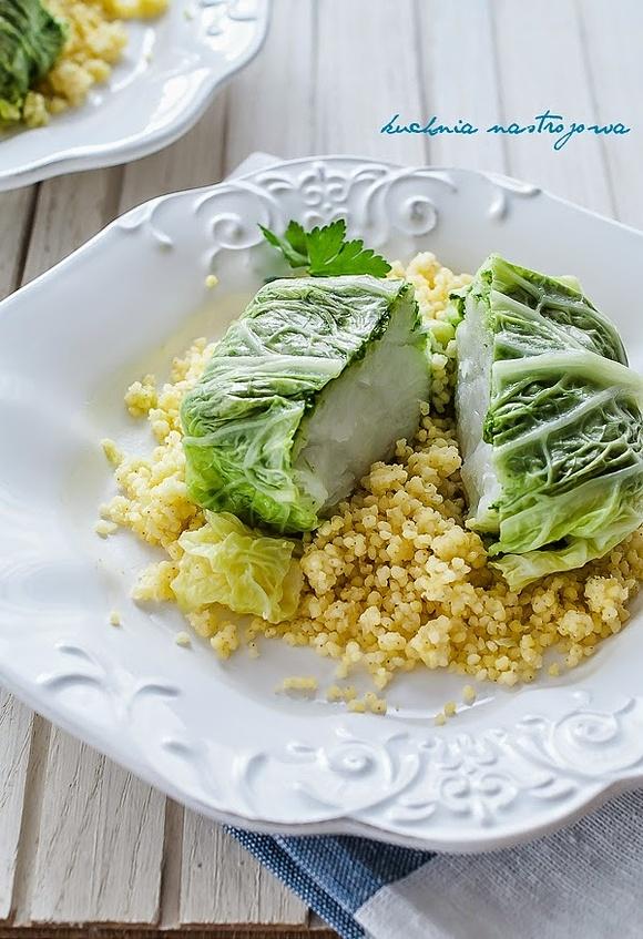 Polędwica z dorsza pieczona w liściu kapusty z pesto z natki pietruszki