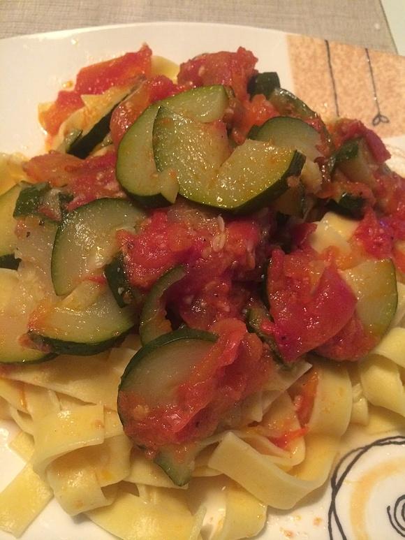 Tagliatelle z cukinią i pomidorami