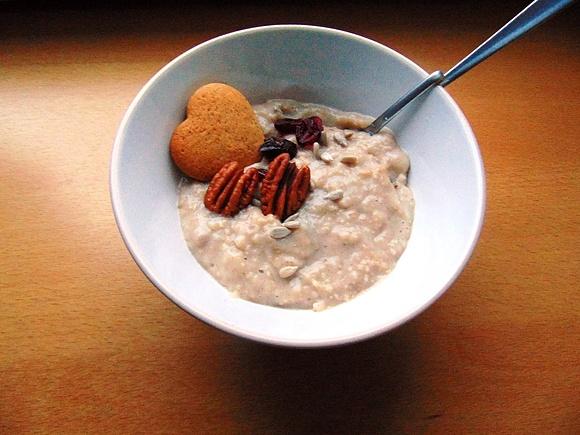 Bananowy krem owsiany z pierniczkiem, żurawiną i pekanami