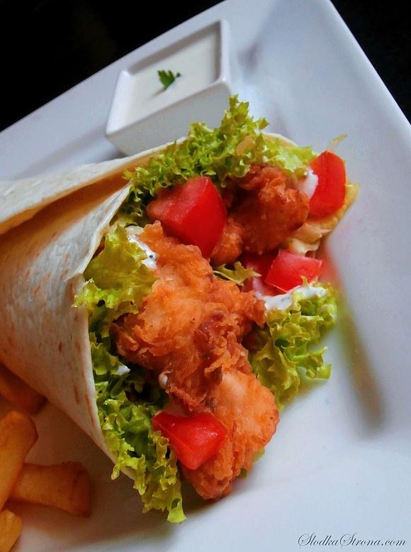 Domowy Twister z kurczakiem, pomidorami i sałatą jak z kfc