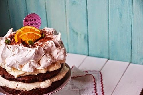 Tort czekoladowy z mango, gruszką i bezą