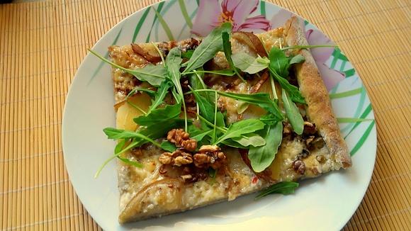Pizza z gruszką i gorgonzolą