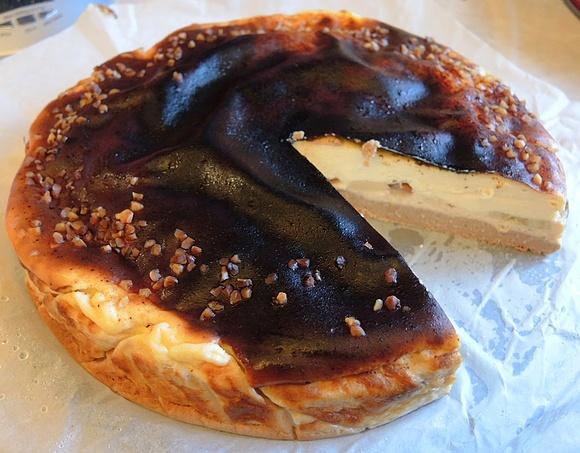 Bezglutenowy sernik z bananami i daktylami
