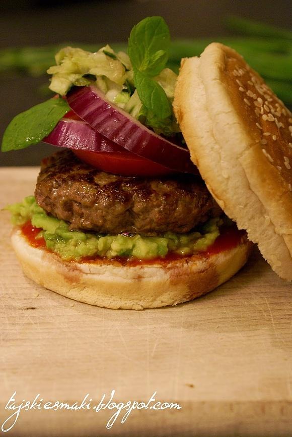 Tajski burger z wołowiną, limonką i trawą cytrynową