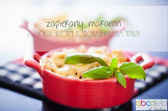 Zapiekany makaron z anchois, suszonymi pomidorami i natką pietruszki