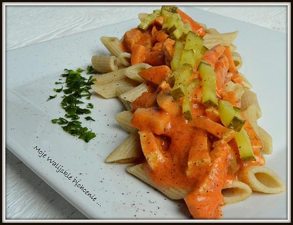 Pełnoziarniste penne z sosem cygańskim ze świeżych pomidorów
