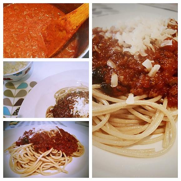 Spaghetti bolognese z pomidorami i czosnkiem