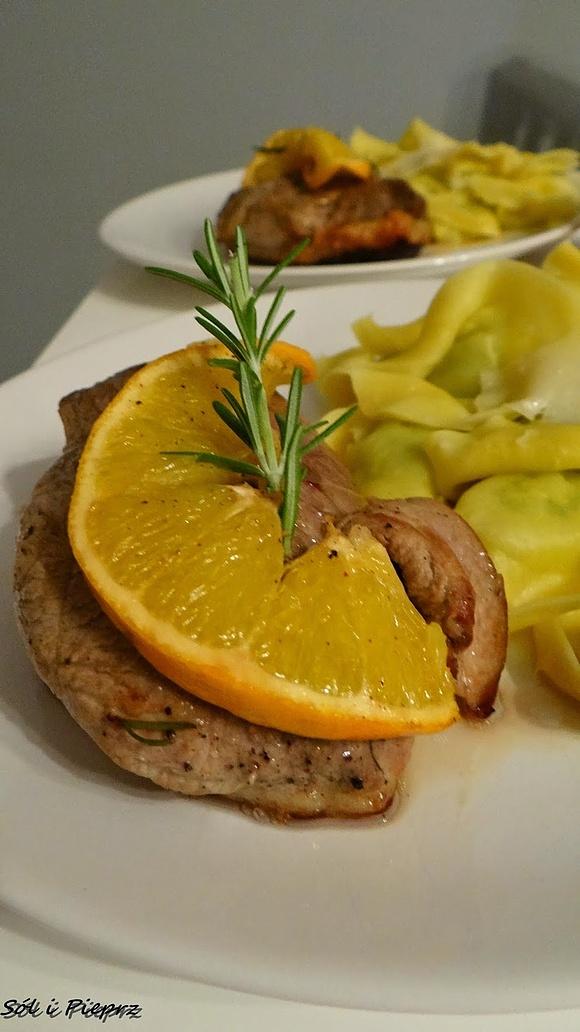 Pierś z kaczki w pomarańczach z rozmarynem