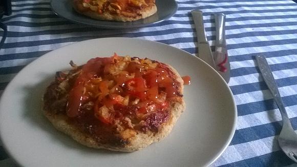 Małe pizzerinki z duszoną papryką i cebulą