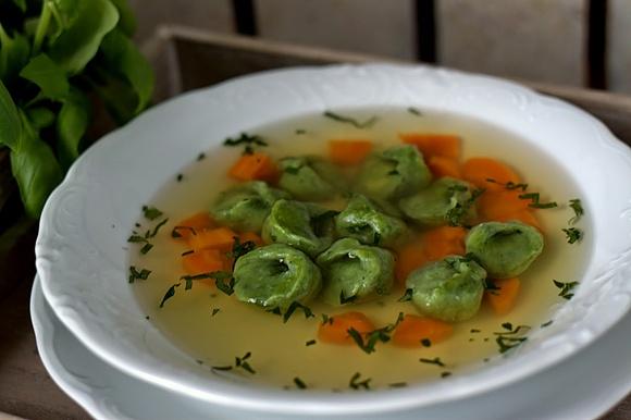 Bulion rybny z zielonymi tortellini z rybą