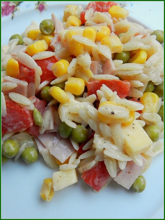 Sałatka z makaronem orzo i warzywami