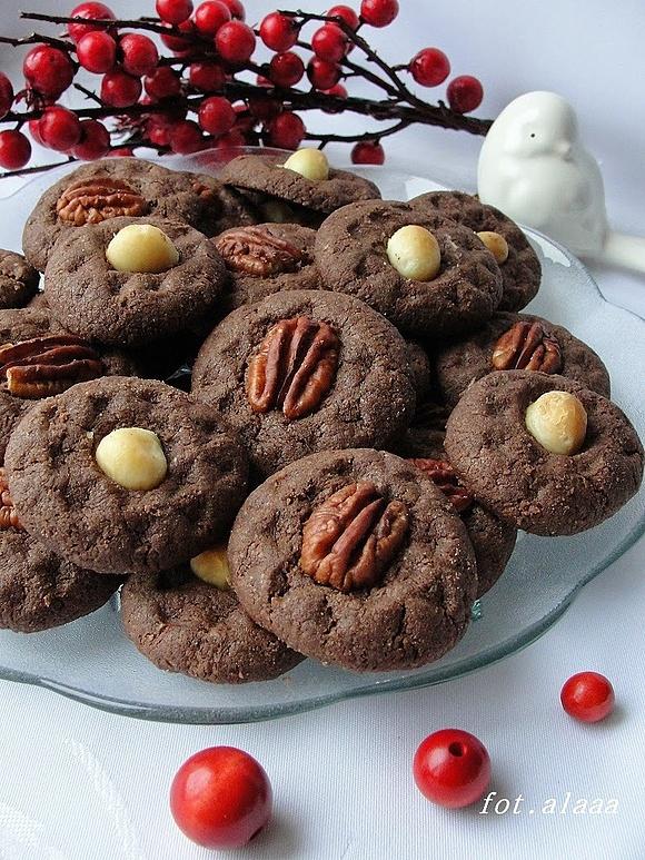 Kakaowe ciasteczka z orzechami pecan i macadamia, mąką żytnią