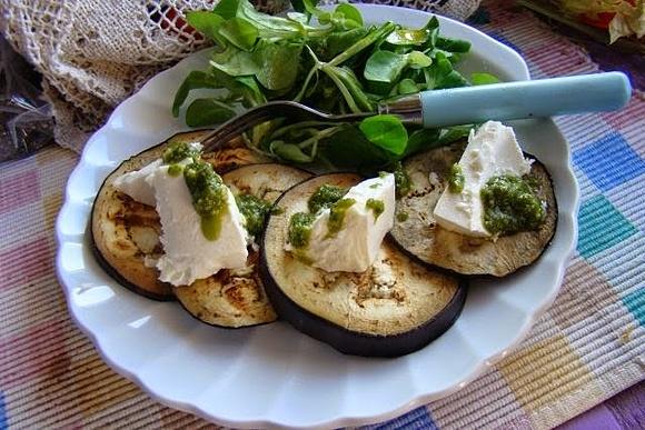 Grillowany bakłażan z pesto i fetą