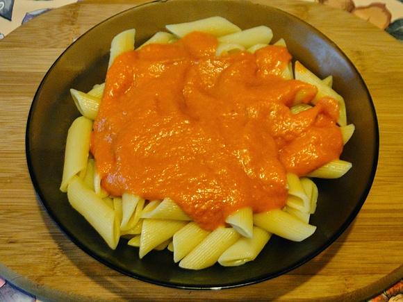 Makaron w sosie cebulowo-pomidorowym