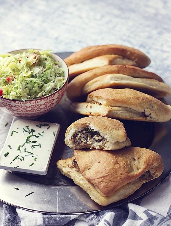 Drożdżowe pierogi nadziewane kaszą i fetą