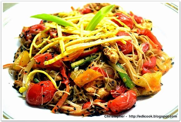 Makaron stir-fried z kurczakiem i warzywami