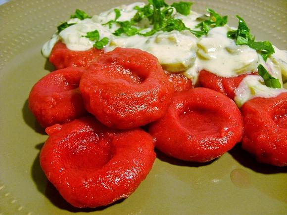 Buraczkowe kluski śląskie z sosem pieczarkowym