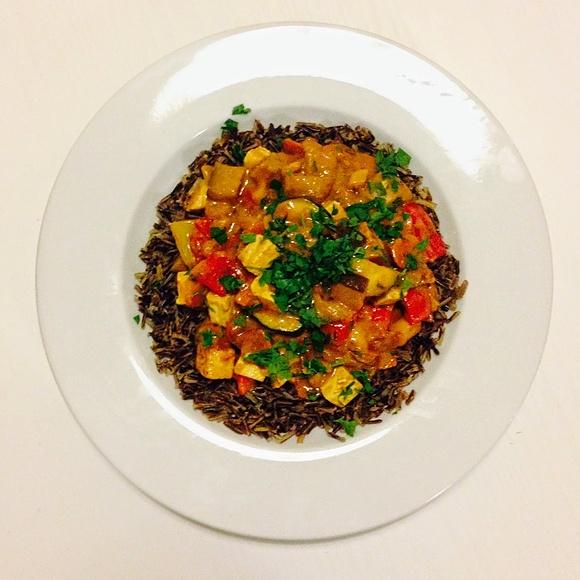 Warzywne curry z tofu na czarnym ryżu